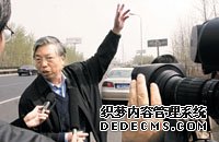 政协委员在机场高速路视察户外广告整治工作。